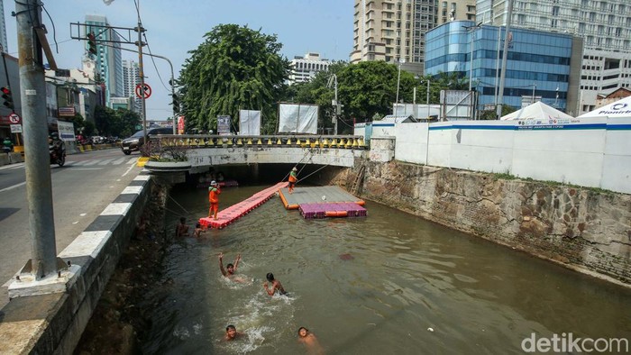 Libur Sekolah, Bocah Ini Berenang Gratis di Kali Taman Sari Kemana anak-anak biasanya mengisi liburan sekolahnya? Bocah-bocah ini memilih berenang gratis di kali Kawasan Taman Sari, Jakarta.