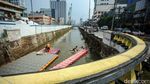 Libur Sekolah, Bocah-bocah Ini Berenang Gratis di Kali Taman Sari