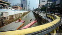 Sejumlah anak berenang di aliran kali di Kawasan Taman Sari, Jakarta, Jumat (29/12/2023).