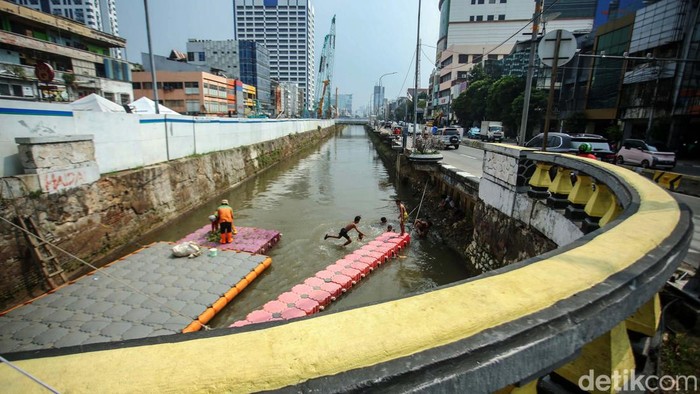 Kemana anak-anak biasanya mengisi liburan sekolahnya? Bocah-bocah ini memilih berenang gratis di kali Kawasan Taman Sari, Jakarta.
