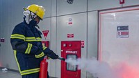 Simulasi ini melibatkan kerja sama sejumlah instansi, antara lain petugas pemadam kebakaran, paramedis, dan tim tanggap darurat internal LRT Jakarta. 