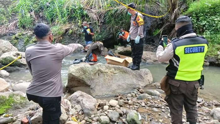 Polisi melakukan olah TKP di lokasi penemuan bayi, Cimory, Kabupaten Semarang, Kamis (28/12/2023).