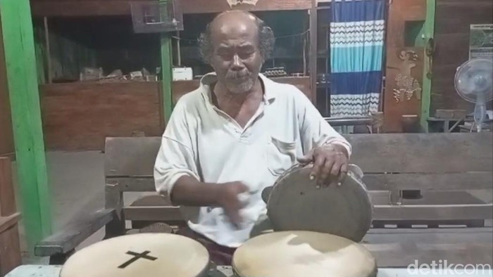 Mbah Yanuri Blora tampak piawai memainkan kentrung, Jumat (29/12/2023).