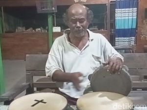 Tak Lelah Mbah Yanuri Blora Bertahan Agar Kentrung Tak Punah