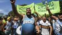 Hanya beberapa hari setelah tokoh populis sayap kanan, Javier Milei, menjadi presiden Argentina, pemerintahannya tidak hanya mengumumkan langkah-langkah ekonomi drastis yang langsung menuai kritik tetapi juga memperingatkan akan menindak protes apa pun yang menutup jalan-jalan. (AP Photo/Gustavo Garello)  