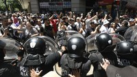 Milei menghadapi ujian pertama tentang cara pemerintahan barunya akan menanggapi demonstrasi. (AP Photo/Gustavo Garello)  
