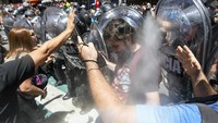 Organisasi-organisasi sosial mengajak masyarakat melakukan protes pada Rabu untuk menentang langkah-langkah baru ekonomi. (AP Photo/Gustavo Garello)  