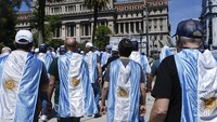 Selain inflasi yang tinggi, Argentina juga menghadapi kekurangan cadangan devisa dan terlilit banyak utang, termasuk pinjaman miliaran dolar dari Dana Moneter Internasional (IMF). (AP Photo/Rodrigo Abd)  