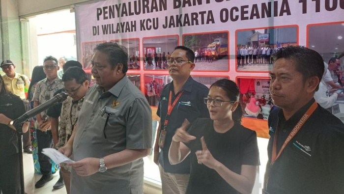 Menko Perekonomian Airlangga Hartarto Salurkan BLT