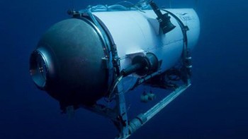 Kapal selam mungil milik OceanGate itu membawa lima penumpang berduit untuk berwisata melihat bangkai kapal Titanic yang tenggelam pada 1912. OceanGate Expeditions via AP, File