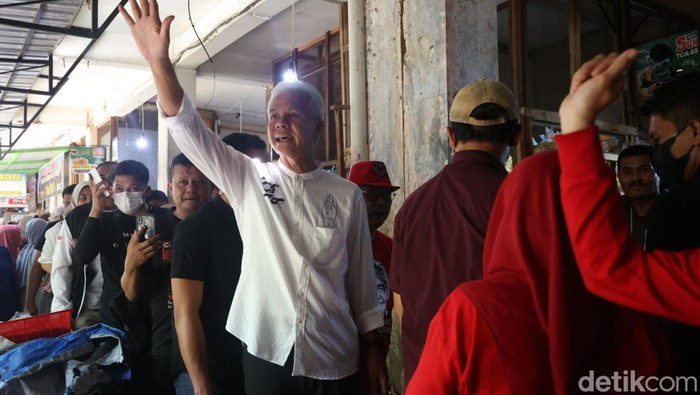 Calon Presiden nomor urut 3 Ganjar Pranowo melakukan kampanye di Pasar Kota Wonogiri, Jawa Tengah, Jumat (29/12/2023).