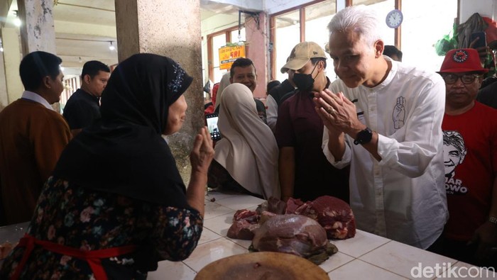 Calon Presiden nomor urut 3 Ganjar Pranowo melakukan kampanye di Pasar Kota Wonogiri, Jawa Tengah, Jumat (29/12/2023).