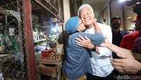 Ganjar juga sempat dipeluk seorang pedagang.