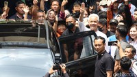 Masyarakat tampak antusias menyambut kedatangan Ganjar Pranowo.  