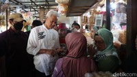 Dalam kampanye kali ini di pasar, Ganjar banyak melakukan dialog dengan para pedagang maupun pembeli.  