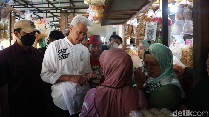 Calon Presiden nomor urut 3 Ganjar Pranowo melakukan kampanye di Pasar Kota Wonogiri, Jawa Tengah, Jumat (29/12/2023).