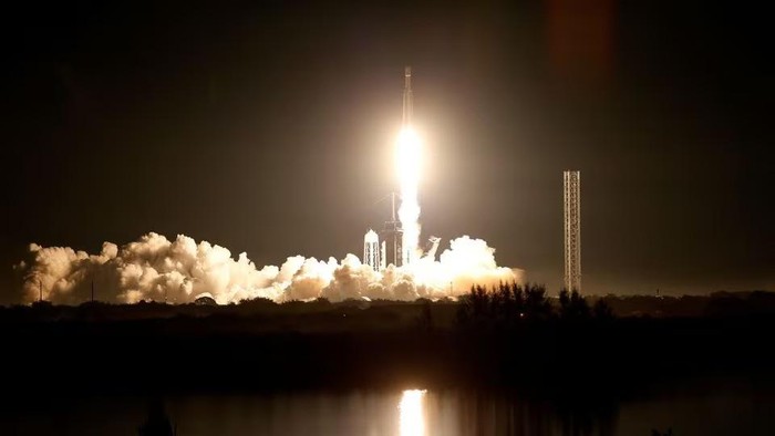 The U.S. militarys secretive X-37B robot spaceplane lifts off on its seventh mission to orbit, the vehicles first launch atop a SpaceX Falcon Heavy rocket capable of lofting it far higher than ever before from the Kennedy Space Center in Cape Canaveral, Florida, U.S., December 28, 2023. REUTERS/Joe Skipper Acquire Licensing Rights