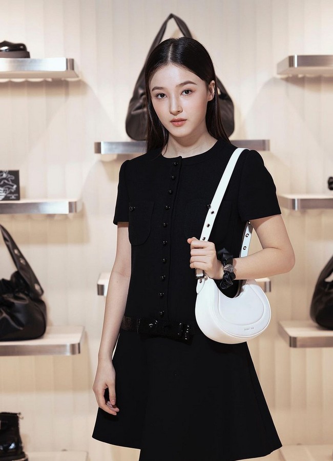 Nancy debut bersama grup idol K-pop MOMOLAND pada 2016. Namanya jadi salah satu yang populer karena paras blasteran. Banyak fans memuji kecantikannya. Foto: Instagram/@nancyjewel_mcdonie_