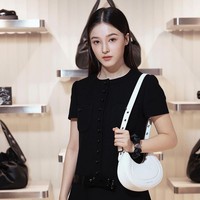 Nancy debut bersama grup idol K-pop MOMOLAND pada 2016. Namanya jadi salah satu yang populer karena paras blasteran. Banyak fans memuji kecantikannya. Foto: Instagram/@nancyjewel_mcdonie_