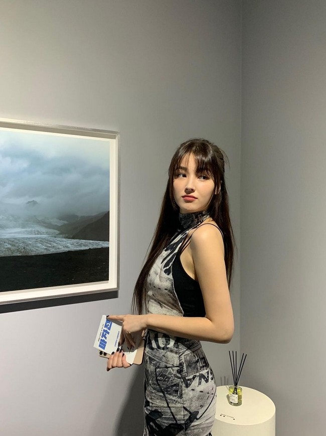 Nancy kerap dikomentari netizen mengenai penampilan fisiknya, dan bukan soal kemampuan vokal sebagai penyanyi K-pop. Dalam wawancara dengan sebuah majalah dia mengaku jengah dengan komentar yang selalu mengomentari bentuk tubuhnya. Foto: Instagram/@nancyjewel_mcdonie_