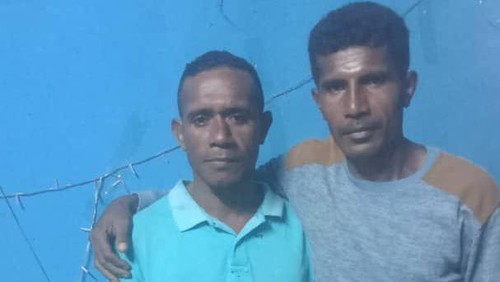 Nelayan asal Alor, NTT, Yason Mingotu (baju biru muda) berada di rumah nelayan di Timor Leste yang menemukannya terdampar di perairan Tanibar Timor Leste. (Dok. Basarnas Maumere)