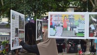 Foto yang menangkap momen tenaga medis menyapa penghuni ruang isolasi.