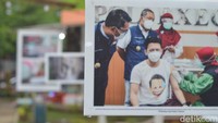 Foto vokalis Noah Ariel menjalani vaksinasi juga ditampilkan dalam pameran.