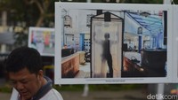 Foto ketika warga harus disemprot disinfektan di bilik khusus.