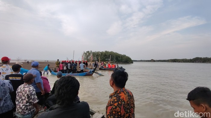 Pantai Arnavat di pulau baru di wilayah pesisir Kecamatan Sayung, Kabupaten Demak, Kamis (28/12/2023).
