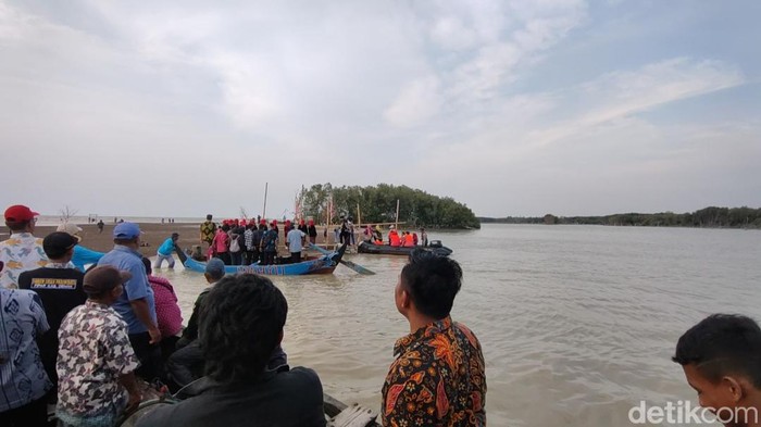 Pantai Arnavat di pulau baru di wilayah pesisir Kecamatan Sayung, Kabupaten Demak, Kamis (28/12/2023).