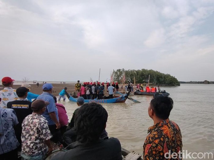 Pantai Arnavat di pulau baru di wilayah pesisir Kecamatan Sayung, Kabupaten Demak, Kamis (28/12/2023).
