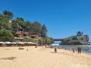 Pesona Pantai Kukup, Ada Pulau Karang di Atas Laut
