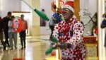 Parade Santa Hibur Pengunjung Mal di Masa Liburan Nataru