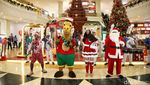 Parade Santa Hibur Pengunjung Mal di Masa Liburan Nataru