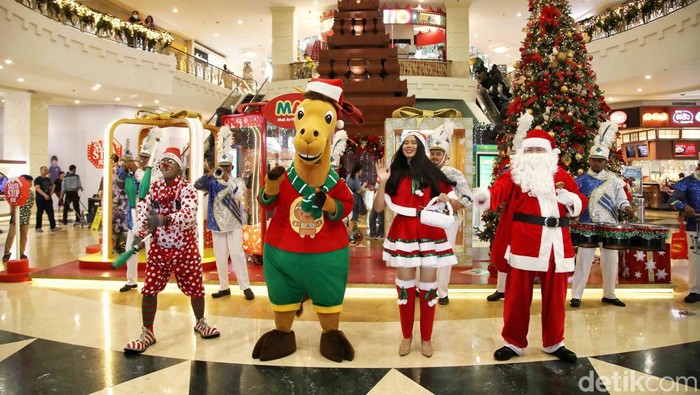 Parada Christmas Marching Band dan Santa Carolling menghibur pengunjung di Mal Artha Gading, Jakarta Utara, Jumat (29/12/2023). Kegiatan parade ini bertujuan menghibur pengunjung mal di masa liburan Nataru dari tanggal 24 - 30 Desember 2023.