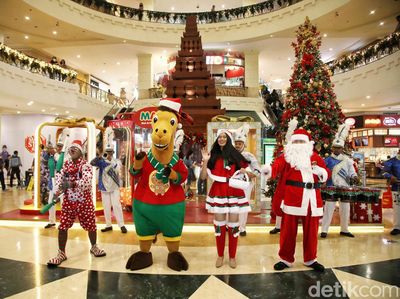 Parade Santa Hibur Pengunjung Mal di Masa Liburan Nataru