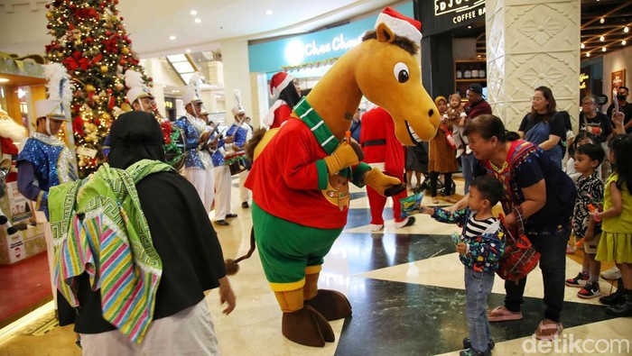 Parada Christmas Marching Band dan Santa Carolling menghibur pengunjung di Mal Artha Gading, Jakarta Utara, Jumat (29/12/2023). Kegiatan parade ini bertujuan menghibur pengunjung mal di masa liburan Nataru dari tanggal 24 - 30 Desember 2023.