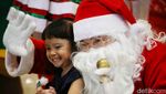 Parade Santa Hibur Pengunjung Mal di Masa Liburan Nataru