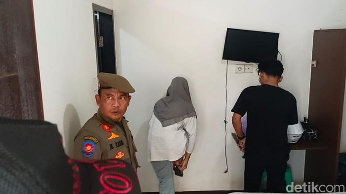Pasangan remaja yang terjaring dalam razia Satpol PP di Kabupaten Cirebon.