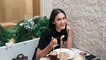 Seru! Paula Verhoeven Mampir ke Kopi Klotok hingga Ngopi Cantik di Kafe