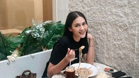 Momen cantik Paula saat nongkrong di sebuah kafe. Saat itu, ia menikmati pasta, nasi goreng, Ice Americano, dan minuman segar lainnya. Foto: Instagram @paula_verhoeven
