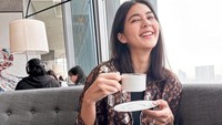 Paula juga pernah membagikan momen staycation bersama keluarga. Tak hanya di kamar, tapi Paula juga ngeteh sore di salah satu restorannya. Foto: Instagram @paula_verhoeven