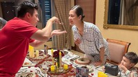 Pasangan ini juga pernah membagikan momen romantis dinner bersama di restoran mewah. Mereka menikmati steak dan hidangan lainnya. Foto: Instagram @paula_verhoeven