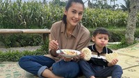 Salah satu aktivitas seru itu adalah kulineran di Yogyakarta. Begini momen Paula dan anaknya ketika makan santai di Kopi Klotok. Foto: Instagram @paula_verhoeven