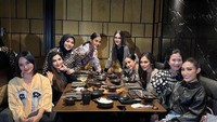 Istri Baim Wong ini juga tergabung dalam Geng Cendol, geng hits para selebriti wanita. Momen mereka saat bersama kerap terlihat di sebuah restoran. Foto: Instagram @paula_verhoeven