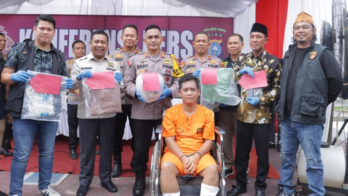 Pelaku FR alias Ozi (kursi roda) setelah ditangkap Polres Inhu. (Dok Polres Inhu)