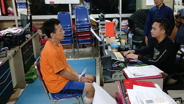 Pelaku jambret viral di Batam, AM, saat diinterogasi petugas. (Alamudin Hamapu/detikSumut)
