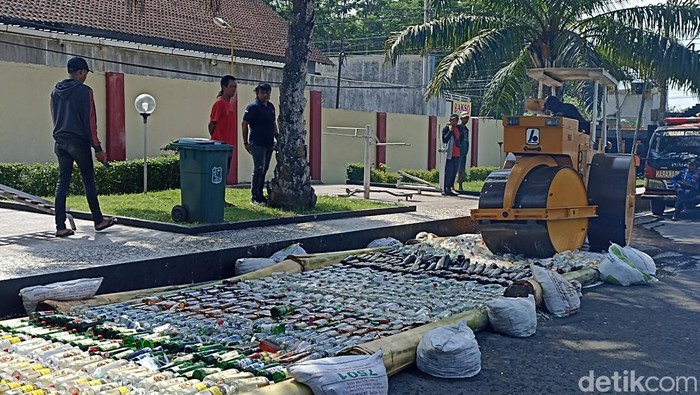 pemusnahan knalpot brong dan botol miras