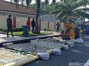 3.358 Botol Miras di Blitar Dimusnahkan, 40 Knalpot Brong Digerinda