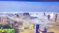 Air pasang itu menyapu sejumlah kendaraan di pantai.